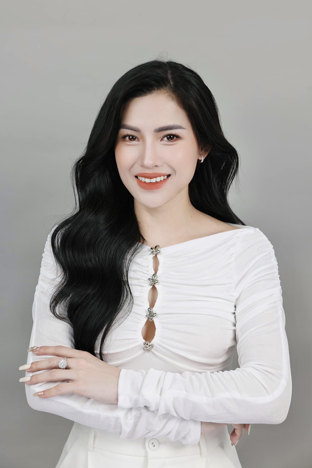 Võ Hà Linh trong trang phục trắng